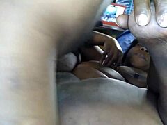 Una MILF venezolana tiene su coño apretado follado en un video casero