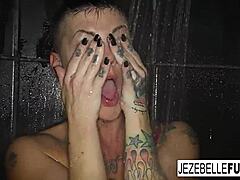 Τα μεγάλα βυζιά της Jezebelle Bond αναπηδούν καθώς κάνει μπάνιο
