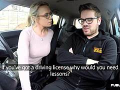 Sesja masturbacji i obciągania piersiowej MILF w samochodzie z instruktorem jazdy