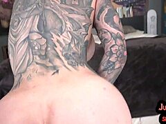 MILF amatoriale con grandi tette e tatuaggi riceve la sua figa leccata e scopata in POV