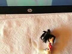 Eine japanische Cosplay-Figur wird in einer Hentai-Animation gefickt