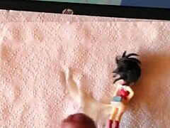 Eine japanische Cosplay-Figur wird in einer Hentai-Animation gefickt