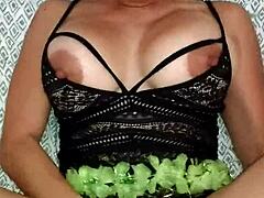 Xania Lomask kommer hardt på sine store bryster og fingre i en solo onani-video