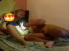 Een Colombiaanse schoonheid krijgt haar kutje gepenetreerd in de kont en in de vagina