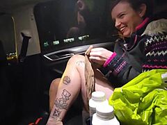 Una MILF amateur es follada en el culo por un camionero en una habitación de hotel