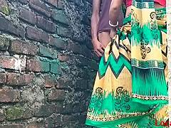 Una mujer india y su marido tienen un encuentro apasionado junto a la pared