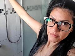 Video POV seorang Latina yang seksi membuat farajnya santai dan gembira