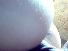 Une brune amateur reçoit un creampie dans son anus