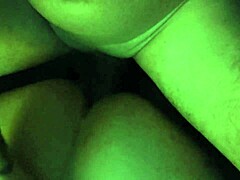 Une brune amateur reçoit un creampie dans son anus