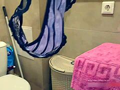 Amateur huisvrouw masturbeert in de badkamer en wordt betrapt