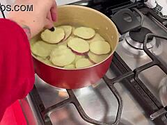 Sexy kojotka Cozy Cook vás naučí, jak připravit sladké bramborové jídlo s výstřikem