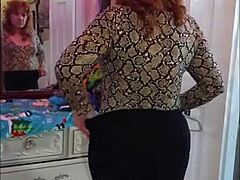 Vörös hajú anyuka, Steffi, megmutatja érett testét otthoni videóban