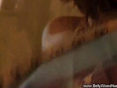 Musica sensuale e balli erotici in un video di una mamma indiana