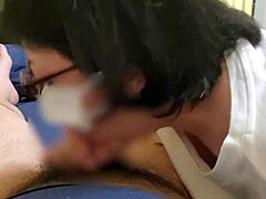 Japonská manželka s veľkými prsiami dáva svojej žuvajúcej manželke orálny sex