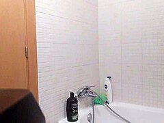 Amatör İspanyol milf, saçını tıraş ederek ve uzun bir fırça kullanarak fetish oyununa dalıyor
