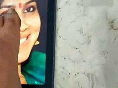 Η Ινδική milf Sakshi παίρνει το πρόσωπό της γαμημένο και χτυπημένο
