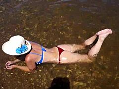 MILF berpakaian bikini basah di Sungai Volga