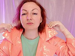 Érett anyuka szexi sztriptízben és ASMR-ben HD videóban