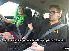 Mãe de peitos grandes fode a buceta e goza no carro depois de transar com instrutor de direção