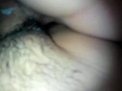 Una adolescente recibe una buena follada anal de una hermosa mujer gorda