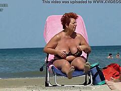 Mogna mormor njuter av stranden