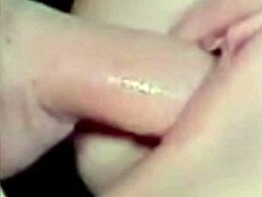 Pareja amateur real tiene un video de la esposa dándole a su esposo una sesión de lamidas anales