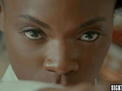 Calde ragazze di colore soddisfano i loro desideri sessuali in questo video lesbico