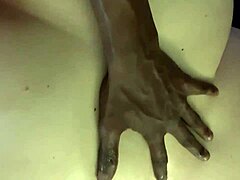 Une MILF blanche se fait étirer le cul serré par une grosse bite