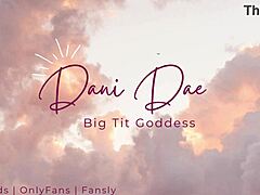 Pozrite si, ako Dani Daes trasie veľkými prsiami a zrelou zadnicou v tomto videu