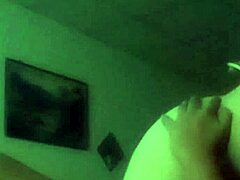 Isteri matang menunggang zakar besar dalam video buatan sendiri